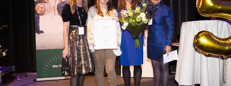 Vinnare Årets friluftslyft i kategorin Sänkta trösklar. Medverkar på bilden: Josefine Åhrman, generalsekreterare Svenskt Friluftsliv, Malin Widell, Svensk orientering, Susanne Maarup, Svensk orientering och Cecilia Magnusson, ordförande Svenskt Friluftsliv. Foto: Svenskt Friluftsliv