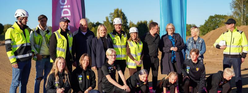 Projektmedlemmar och representanter från Skövde kommun samlades för att se friidrottare från IF Hagen ta den första sprinten på friidrottsanläggningen. Foto: Byggdialog