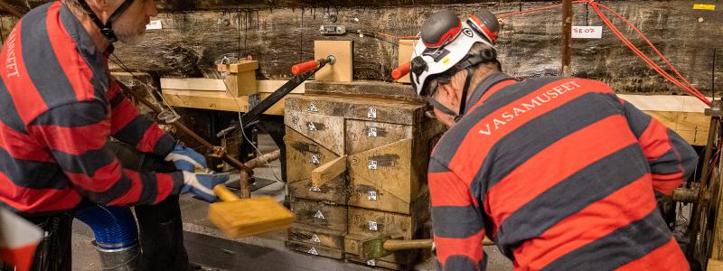 Ett av Vasas kölstöd tas bort med slägga. Foto: Anneli Karlsson, Vasamuseet/SMTM