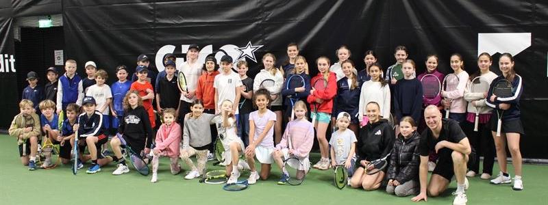 Magnus Gustafsson tillsammans med spelare från sina träningsgrupper "Små Lirare" och "Klein Players". Foto: Gothenburg Tennis Center