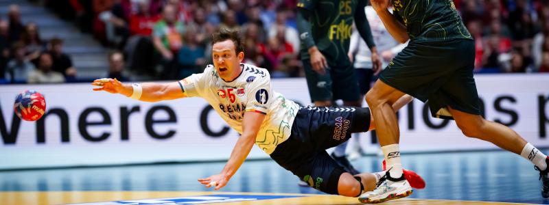 Sander Sagosen spelar vänsternia i det norska landslaget och räknas som en av världens främsta handbollsspelare. Han understryker hur avgörande underlaget är för att kunna prestera på allra högsta nivå. Foto: EHF
