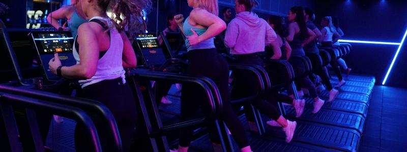 Zonen är utrustad med de senaste Technogym Skillrun löpbanden, Aquabags och annan uppdaterad utrustning såsom kettlebells, plyoboxar, hantlar, slam balls, etc. Zonen är mörk, musiken är hög och ljuset pulserar! Foto: SATS