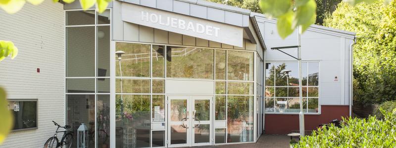 En glasentré in till den kommunala simhallen, Holjebadet. Foto: Olofströms kommun