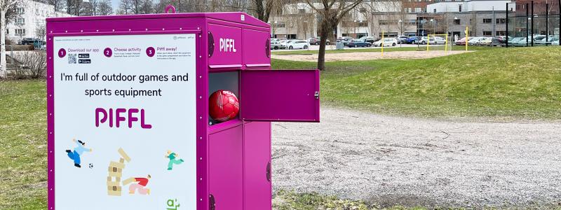 Boxarna är fyllda med klassiker som basket, fotboll, boule och kubb, men innehåller också nya aktiviteter som Spikeball och träningsutrustning som kettlebells.  Foto: Piffl