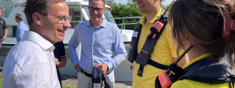 Statsminister Ulf Kristersson i samtal med slussvärdarna Lotta Schouten och Alfred Hofström samt Göta kanals vd Roger Altsäter vid Borenshults slusstrappa i Motala. foto Göta Kanal