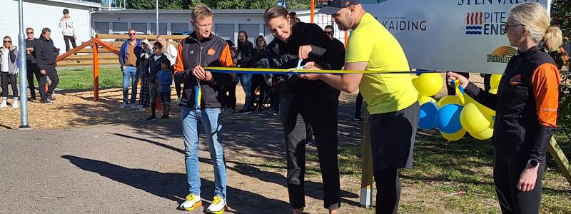 Med gemensamma krafter lyckades Sparbanken Anna Boström och Bun-ordföranden Anton Li Nilsson klippa bandet och officiellt inviga hinderbanan. Foto: Piteå kommun