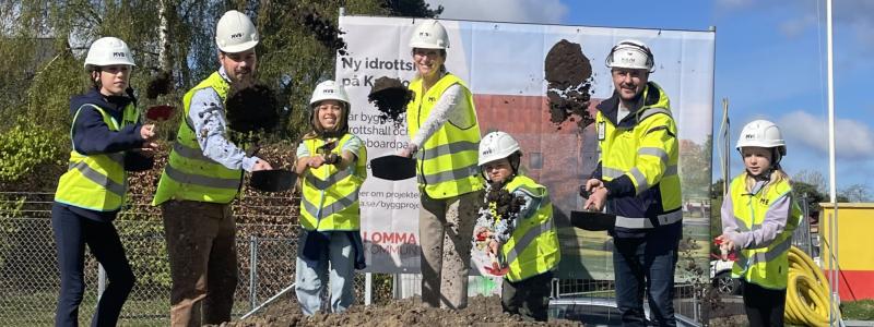 Spadtag av Oscar Magnusson, ordförande Kultur- och fritidsnämnden, Charlott Enocson, ordförande Samhällsbyggnadsnämnden, Marcus Forsmark, arbetschef MVB Syd samt fyra elever från Karstorpskolan. Foto: MVB