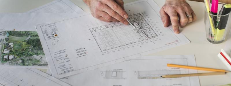Projektet omfattar 2 000 kvadratmeter solceller på taket, och förväntas vara avslutat i juni 2025. Finansieringen sker i egen regi med stöd från Klimatfond Strängnäs och uppfyller kriterierna för fokusområdena energi- och resurseffektiv bebyggelse, markanvändning samt lokal förnybar energiförsörjning. Foto: Solör Bioenergy Group