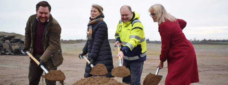 På bilderna från dagens spadtag syns från vänster: Sebastian Jaktling, ordförande i kultur- och fritidsnämnden i Lunds kommun, Sara van Lunteren, fastighetschef på serviceförvaltningen i Lunds kommun, Joachim Magnusson, vd på NOVAB, Åsa Hallbergsson, ordförande i Lunds Civila Ryttarförening. Foto: Lunds kommun