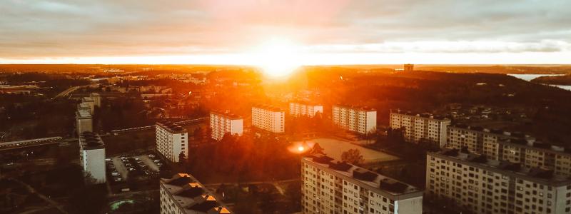 I områden byggda på 60- och 70-talet är besökstrycket högre på de idrottsytor som finns, vilket resulterar i att fler måste samsas om samma yta.  Foto: Michael Odelberth/Unsplash
