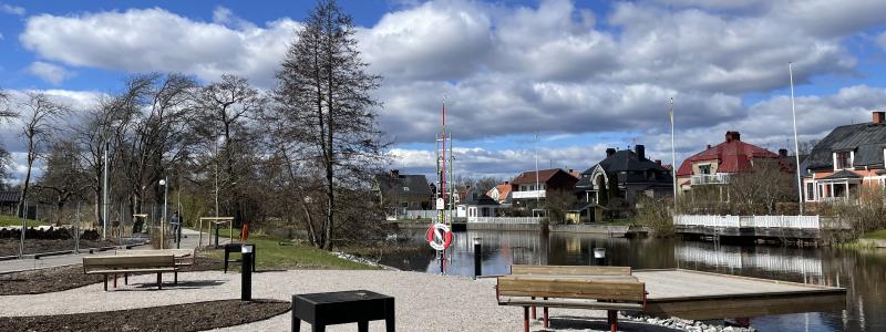 Bryggor och sittplatser direkt längs Svartån. Foto: Örebro kommun