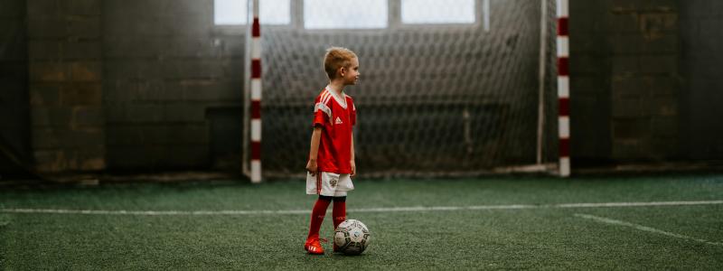 Statistiken visar att idrottsdeltagandet är som störst mellan 8 och 12 års ålder och minskar därefter successivt med stigande ålder. Foto: arseny togulev /Unsplash