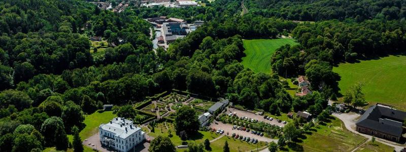 Flygfoto över Jonsereds herrgårdsområde med trädgårdarna från 2022. Foto: Partille kommun