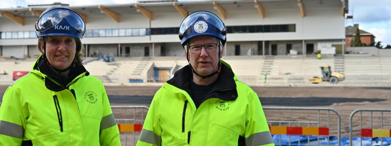 Projektledare Cecilia Wahlskog och Anders Emilsson framför västra läktaren på Rimnersvallen.
