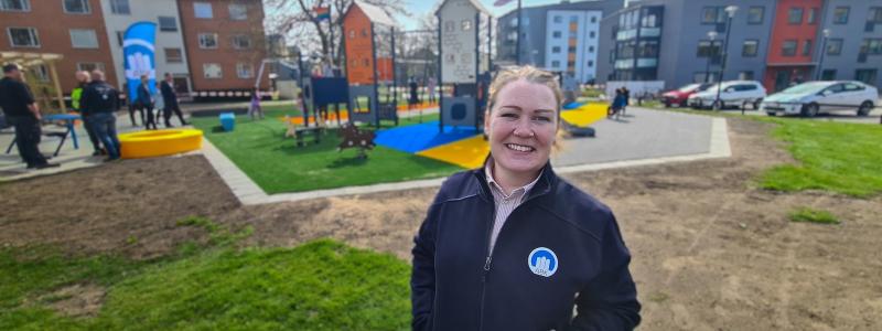 ABK:s utemiljösamordnare Carolina Aouseus har planerat den nya lekplatsen utifrån synpunkter från barnen på området. Foto: Jonas Rosenberg/ABK