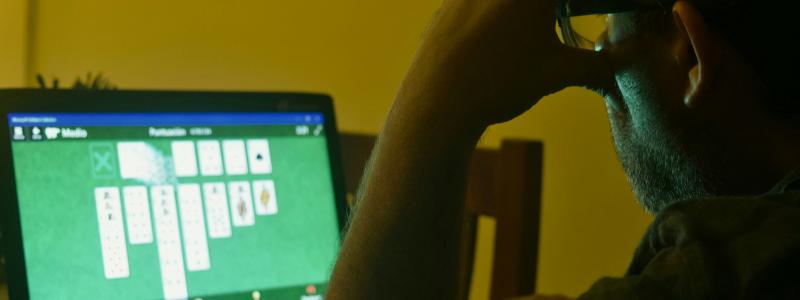 För att motverka kreditspel föreslås även krav på förebyggande åtgärder, till exempel informationsskyltar i butik eller tydliga meddelanden vid onlinespel. Foto: Romina Mosquera/Unsplash