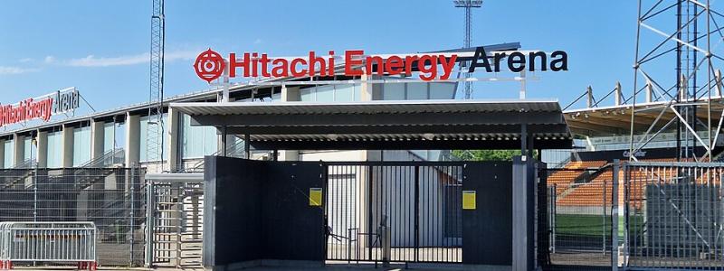Hitachi Energy Arena på Rocklunda i Västerås. Norra entrén 2023. Foto: Wikimedia Commons / https://commons.wikimedia.org/wiki/File:Hitachi_Energy_Arena_norra.jpg
