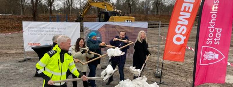 Ett fösta spadtag för ishallar på Sätra idrottsplats tas av representanter från Stockholms stad, Hemsö, SSEA, Sätra konståkningssällskap och MB Hockey. Foto: Stockholms stad. Foto: Stockholms stad