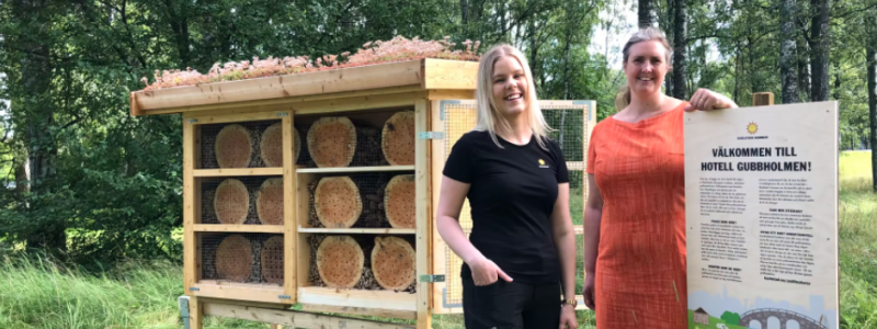 Bilden visar markförvaltare Zandra Löfqvist och kommunalråd Monika Bubholz vid invigningen av kommunens stora insektshotell på Gubbholmen. Foto: Karlstads kommun
