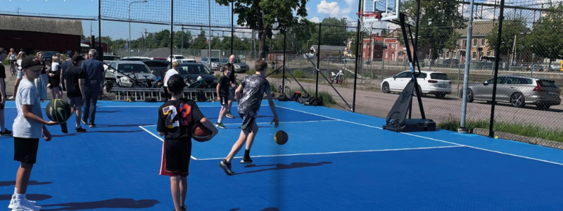 På multisportarenan vid Arvika Idrottscenter, som invigdes sommaren 2021,finns bland annat en uppskattad streetbasketplan. Foto: Bergo Flooring