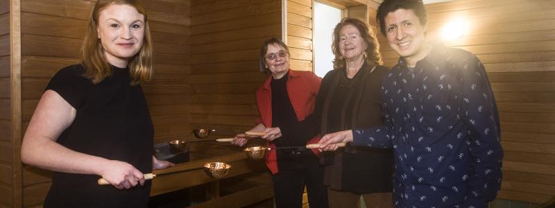 Den nya bastun är ett efterlängtat tillskott till Flatenbadet. FV: Clara Lindblom, fastighetsborgarråd, Cecilia Obermüller, ordförande för Skarpnäcks stadsdelsnämnd, Ewa Larsson, tidigare ordförande för Skarpnäcks stadsdelsnämnd och Ernesto Garcia, ordförande i Flatens bastuförening. Foto: Stockholms stad