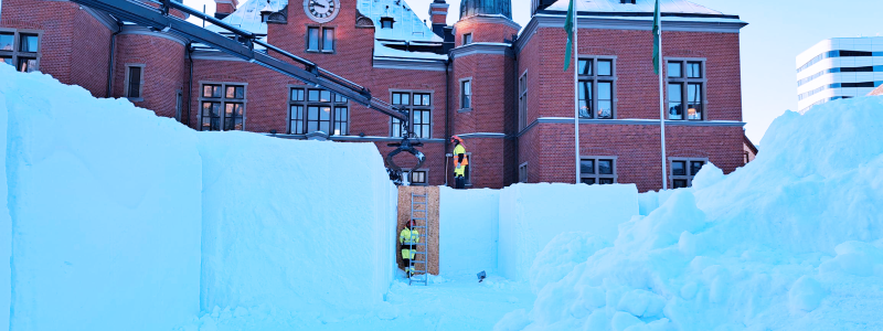 Olov Martling och Sofia Morén, parkdrift på Gator och parker, kämpar på med att bygga snöborgen i 20 minusgrader. Foto: Umeå kommun