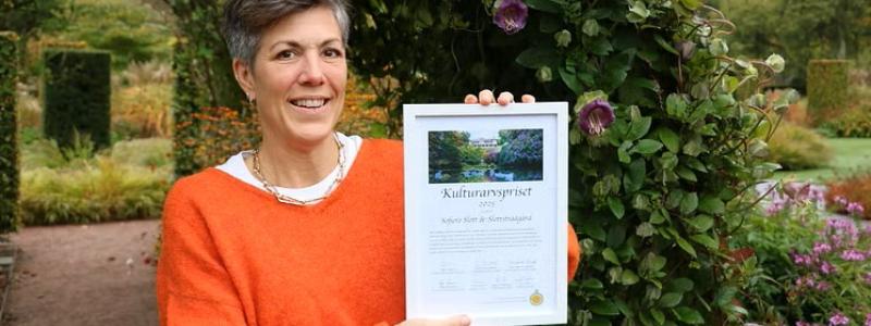 Verksamhetschef Caroline Lundholm med Kulturarvspriset 2025 som tilldelats Sofiero slott och slottsträdgård. Foto: Sofiero