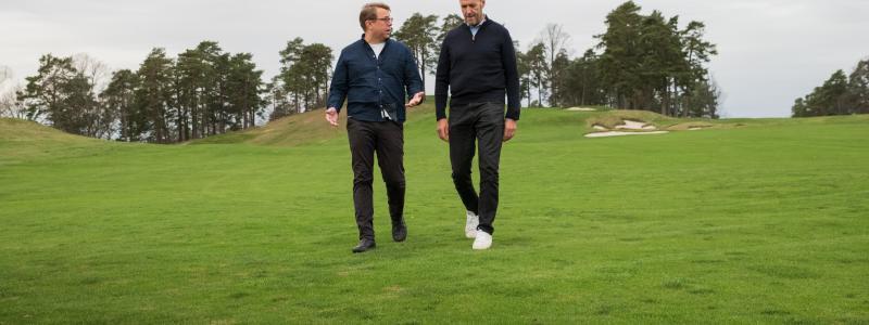Henrik Ahlin, grundare och VD på Sweetspot (t.h.) och Gunnar Håkansson, generalsekreterare på Svenska Golfförbundet (t.v.) är överens om vart golfen är på väg. Svenska Golfförbundet. Foto: Svenska Golfförbundet