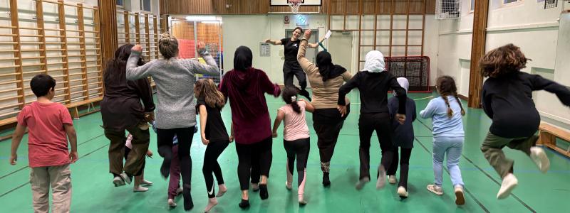 Aktivitet innan gemensam middag vid en av familjeträffarna i Malmö. Foto: Innovation Skåne