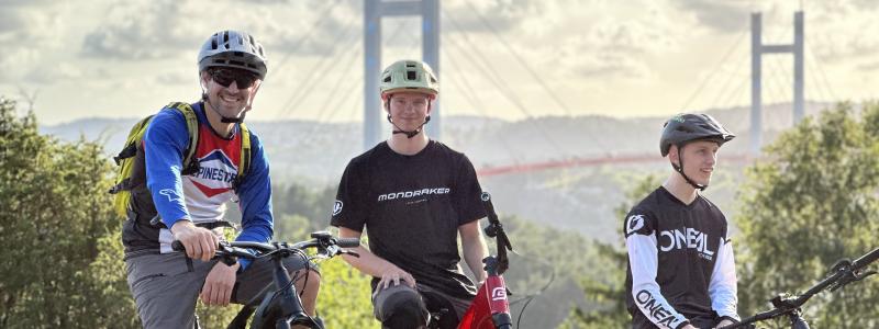 Utsikt över Tjörnbron från en mountainbike. Foto: Tjörnbro Arena