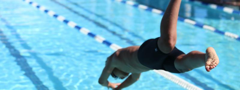Det nya badhuset är tänkt att bli cirka 15 000 kvadratmeter stort och planen är att den ska rymma flera olika bassänger, ett familjebad, klättervägg, gym, relaxavdelning samt omklädningsrum anpassade för olika behov. Foto: brian matangelo/unsplash