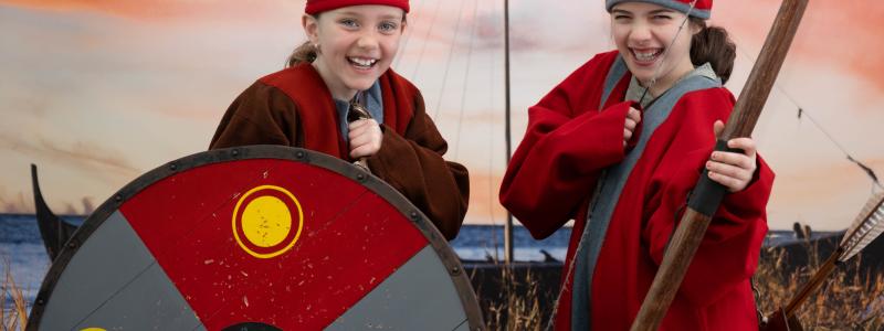 Två barn klär ut sig till vikingar i utställningen VIkings Before Vikings. Foto: Birgit Walsh, Vrak/SMTM.