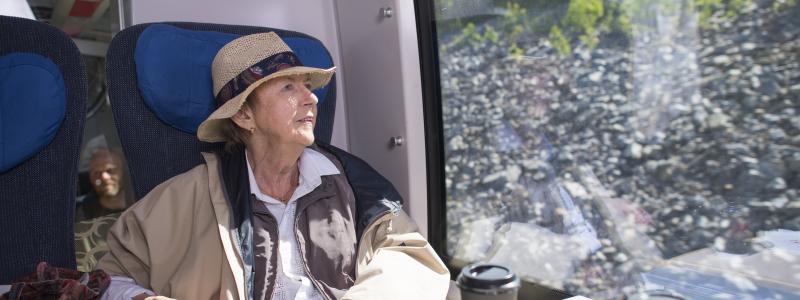 Pensionär på tåg. Foto: Vy