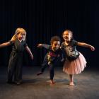 Alla får dansa! Barn och familj blir en viktig målgrupp i det nya Dansmuseets danslekvärld. Öva balans, snurr, takt och mycket annat. Sätt fart både på kroppen och huvudet! Foto: Johannes Hjorth
