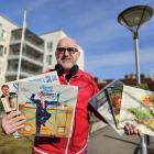Aktivitetssamordnaren Scot James laddar upp med skivor till kaffet. Foto: Daniel Jansson, Upplands Väsby kommun