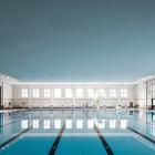 För att uppnå den höga akustiska kvaliteten som krävs i badhusmiljöer valdes akustiska stenullslösningar från Rockfon till Lidingö simhall.
Foto: Rockfon