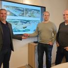 Martin Fridlund på samhällsbyggnadskontoret tar emot bygglovsansökningarna av Sebastian Karlsson och Håkan Blomberg från projektet. Foto: Oskarshamns kommun