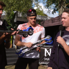 Calle Halfvarsson och Edvin Anger granskar de unika 3D-printade rullskidorna inför sprintduellen på Trollhättan Action Week. Här tillsammans med fd elitskidåkaren Robin Bryntesson och Mattias Igestrand, Högskolan Väst.