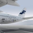 Finnairs parragerarplan på marken med Mumintroll-logo. Foto. Finnair