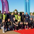 Projektmedlemmar och representanter från Skövde kommun samlades för att se friidrottare från IF Hagen ta den första sprinten på friidrottsanläggningen. Foto: Byggdialog