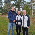 Mikael Persson med golfklubbens representanter. Foto: Gästrike Vatten