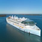 Meyer-varvets senaste skapelse, Icon of the Seas lämnar Åbolands skärgård. Foto: Meyer- Varv i Åbo.