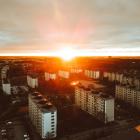 I områden byggda på 60- och 70-talet är besökstrycket högre på de idrottsytor som finns, vilket resulterar i att fler måste samsas om samma yta.  Foto: Michael Odelberth/Unsplash