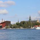Bilden visar Djurgården i Stockholm med två välkända museibyggnader: Till vänster syns det röda Vasamuseet, som är Sveriges mest besökta museum. Till höger syns Nordiska museet med sitt karakteristiska torn. Foto: Christer Lässman/Unsplash