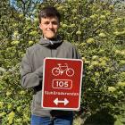 Invigningsdagen uppmärksammas med en symbolisk cykeltur längs hela sträckan. Louis Monville, projektledare för cykelleder på Västkuststiftelsen, cyklade hela varvet och stannade i varje kommun och överlämnade en ledskylt till lokala politiker som tack för deras engagemang och insatser i arbetet. Foto: Västkuststiftelsen
