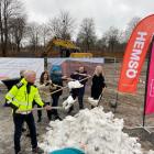 Ett fösta spadtag för ishallar på Sätra idrottsplats tas av representanter från Stockholms stad, Hemsö, SSEA, Sätra konståkningssällskap och MB Hockey. Foto: Stockholms stad. Foto: Stockholms stad