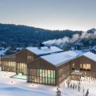 Therme Oberstdorf i Bayern kombinerar alpinsk arkitektur med moderna materialval. Photo credit: @agrob-buchtal.de / David Matthiessen