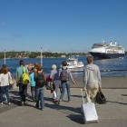 Passagerare på väg mot färje- och kryssningstrafik i Stockholm. Byline: Stockholms Hamnar/Per-Erik Adamsson Ports of Stockholm/Per-Erik Adamsson