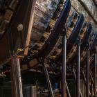 Äldre stötta i förgrunden och nya stöttor på rad efter. Foto: Anneli Karlsson, Vasamuseet/SMMMTF