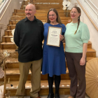 Andreas Braula, Anna Maria Forssberg och Anna Silwerulv tar emot FOMU:s forskningspris på museernas vårmöte år 2025.på Fotograf/Källa: Elin Petersson, Vasmuseet/SMTM